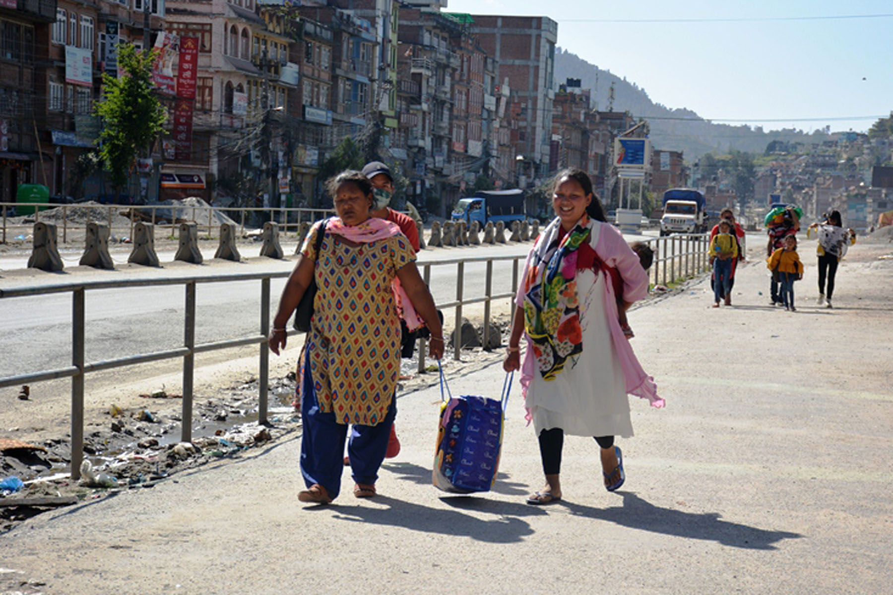 people-begin-leaving-kathmandu-valley-on-foot