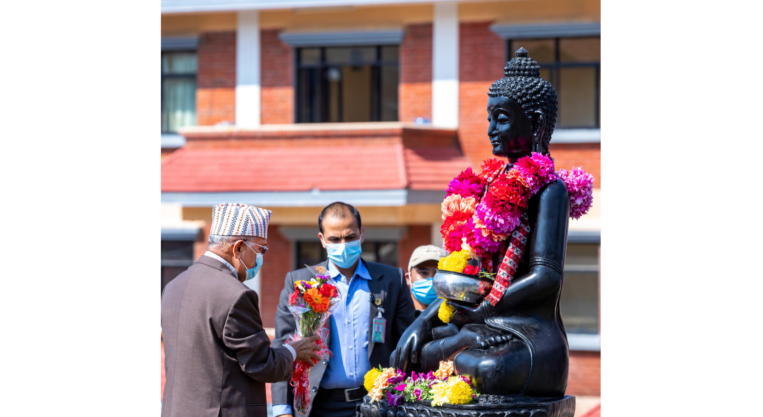 pm-oli-garlands-buddhas-statue