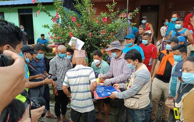 nepali-congress-provides-relief-materials-to-bhotekoshi-flood-hit-people