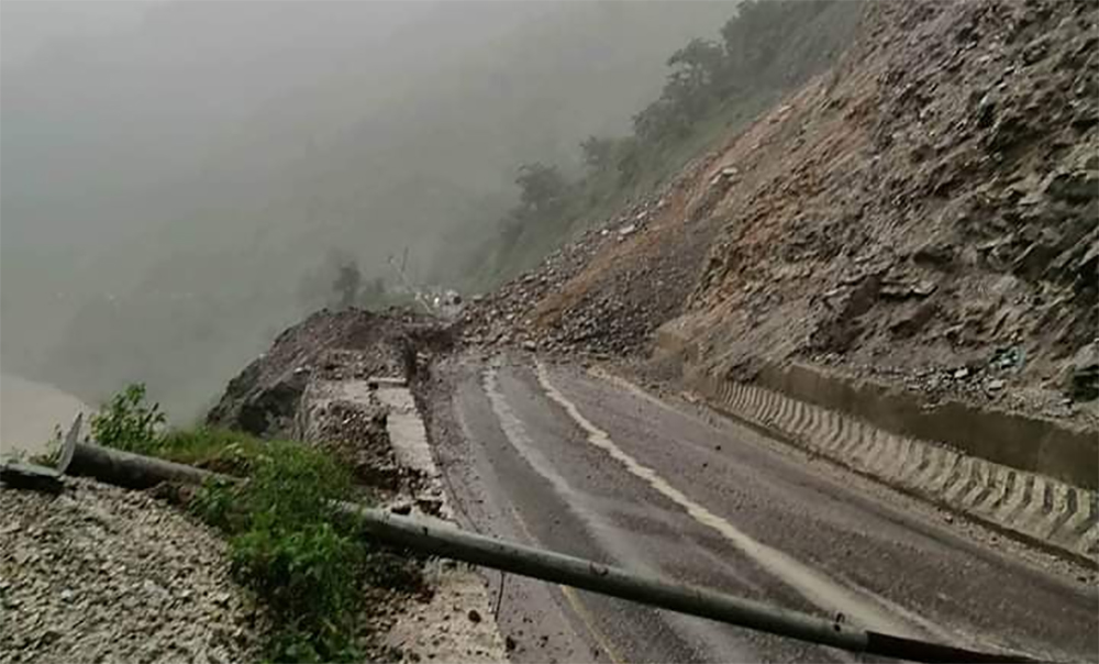 landslide-at-charkilo-whole-day-to-clear-road