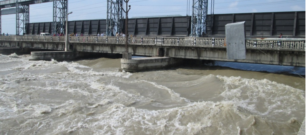 water-level-reaches-danger-mark-red-light-flashed-in-koshi-barrage