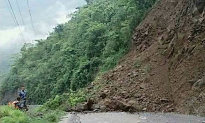 landslide-obstructed-beshisahar-chame-road-still-inoperative