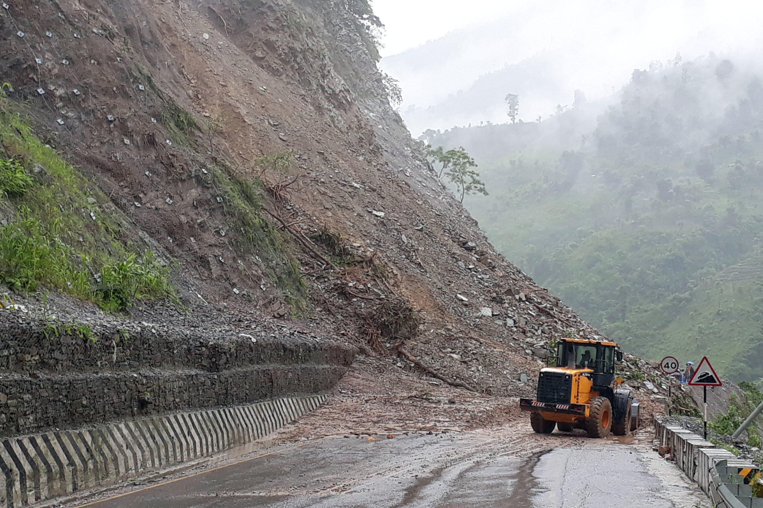 landslide-disrupts-narayangarh-muglin-road-section-again