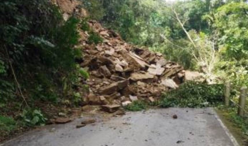 landslide-obstructs-besishahar-chame-road-section