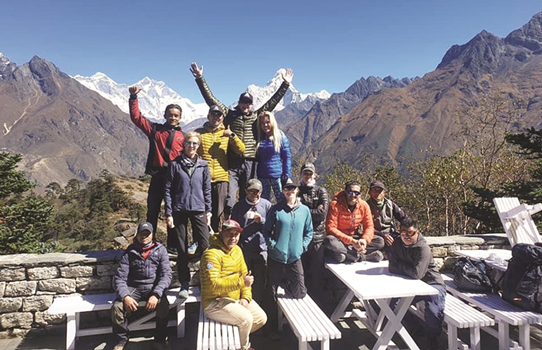 qatar-princes-team-attempting-mt-amadablam