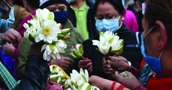 street-vendors-selling-colours-flowers-amid-crowded-buyers