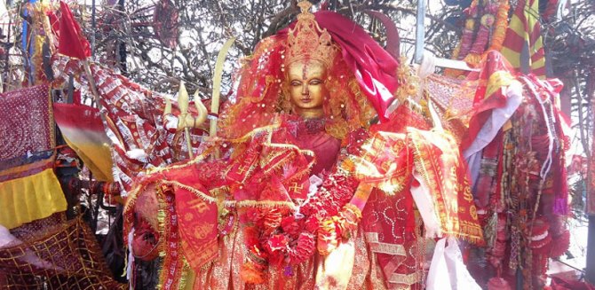 devotees-brave-steep-hill-walk-to-reach-pathivara-temple