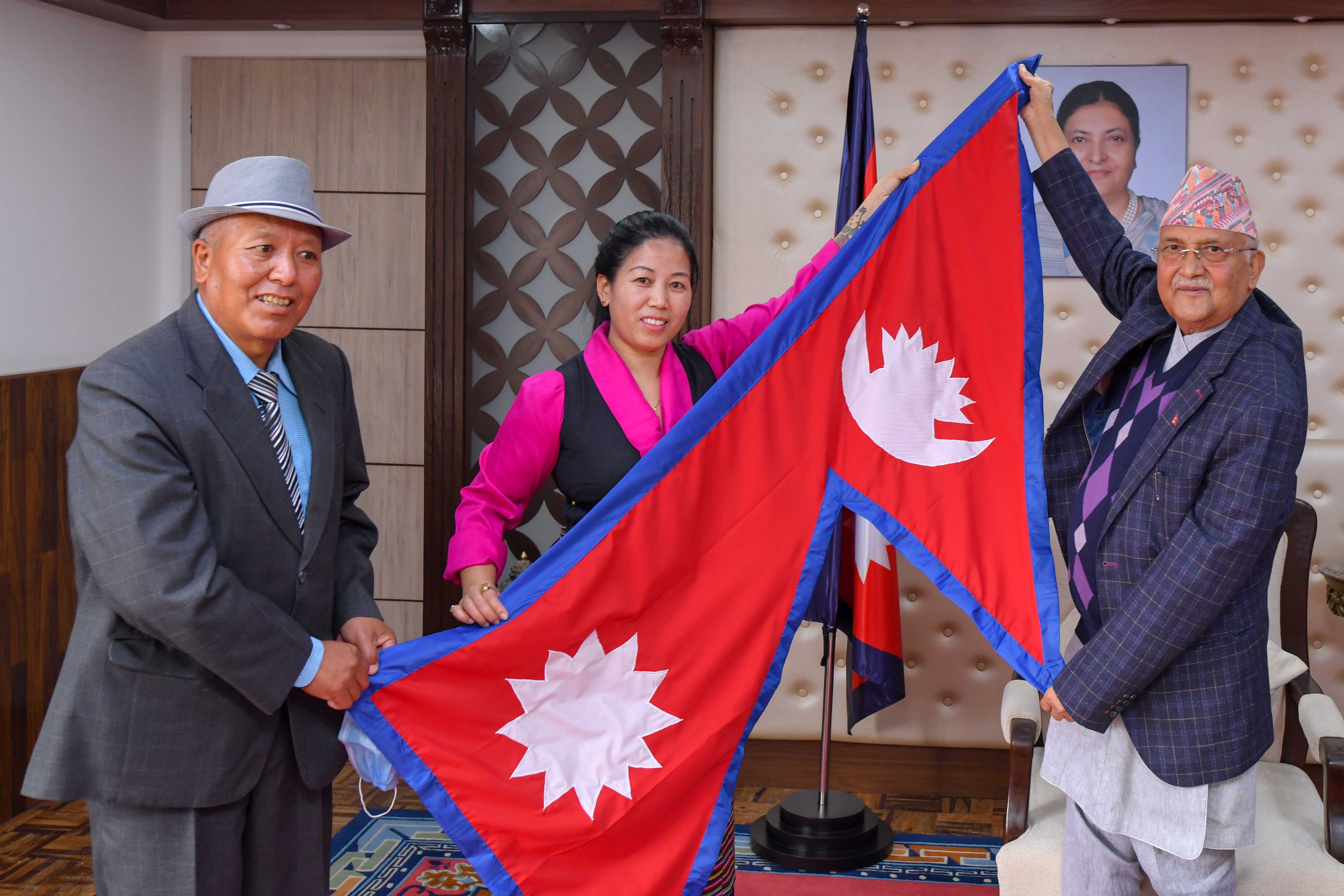 pm-oli-bids-send-off-to-mountaineer-sherpa