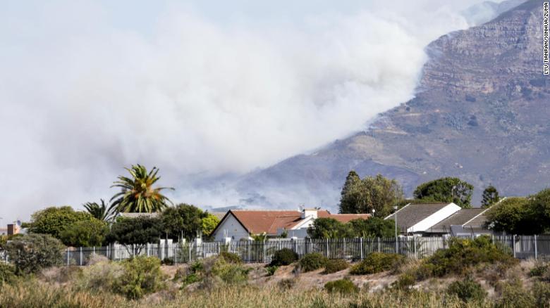 out-of-control-fire-breaks-out-in-cape-towns-table-mountain-national-park