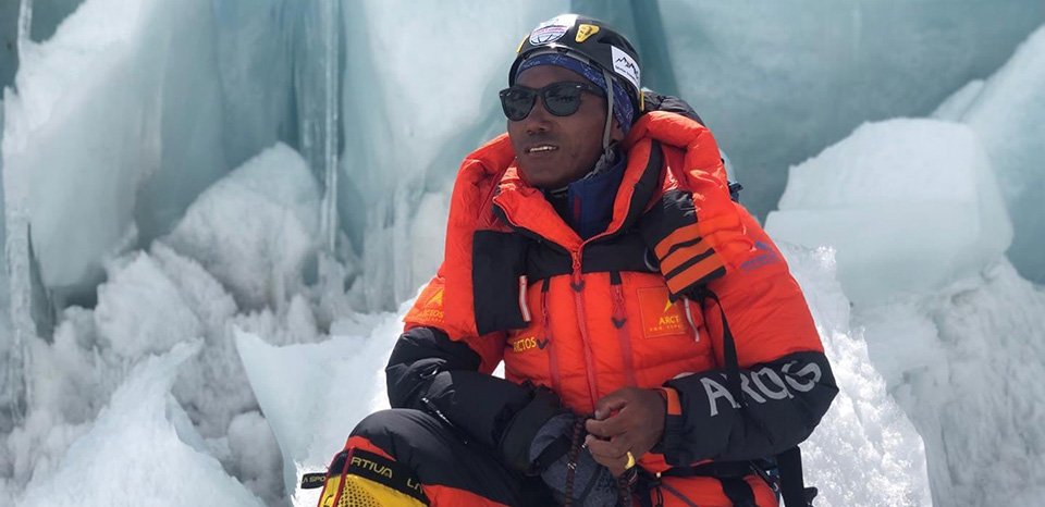 kami-rita-sherpa-scales-everest-for-record-25th-time