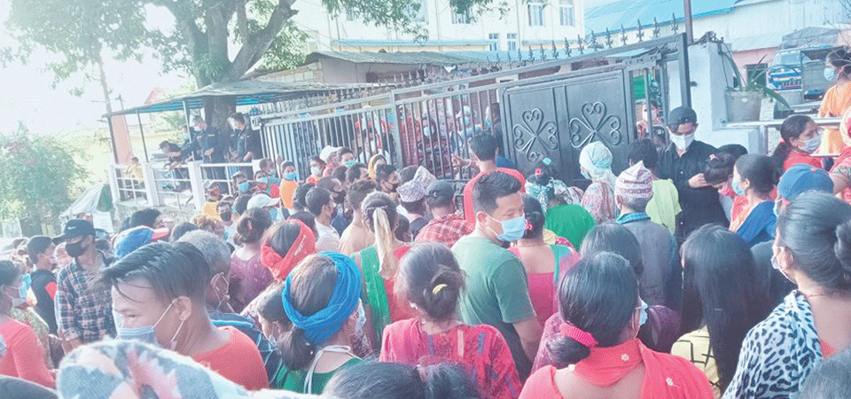 farmers-in-queue-to-get-fertilisers-in-dhading