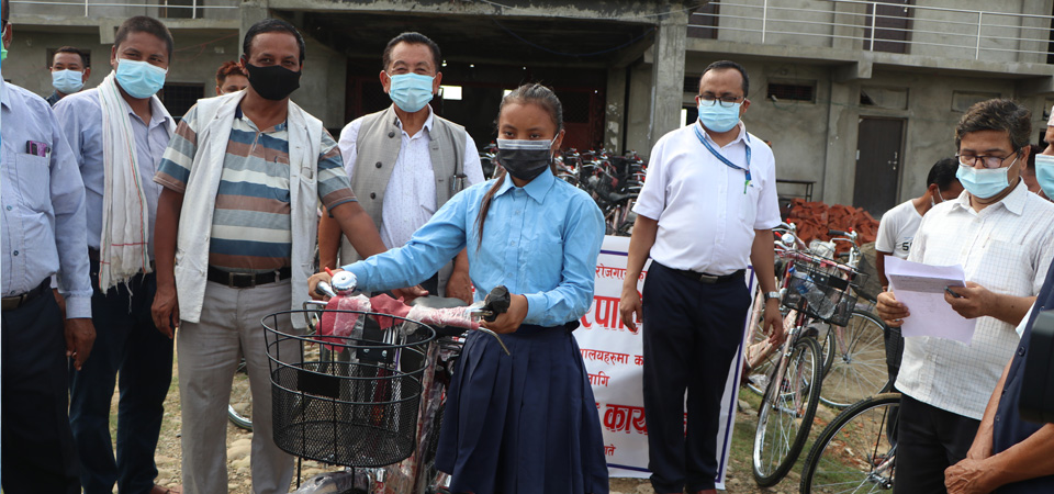 bicycles-distributed-to-spur-girls-school-enrollment