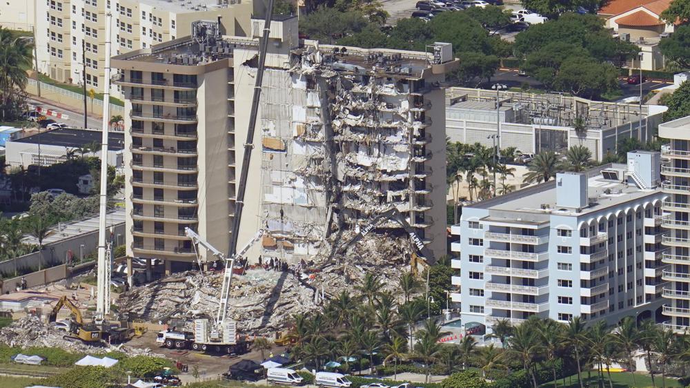 families-of-the-missing-visit-site-of-florida-condo-collapse