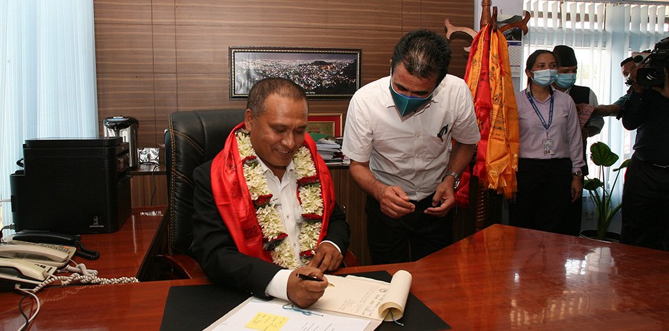 kulman-ghising-assumes-office-as-md-of-nea