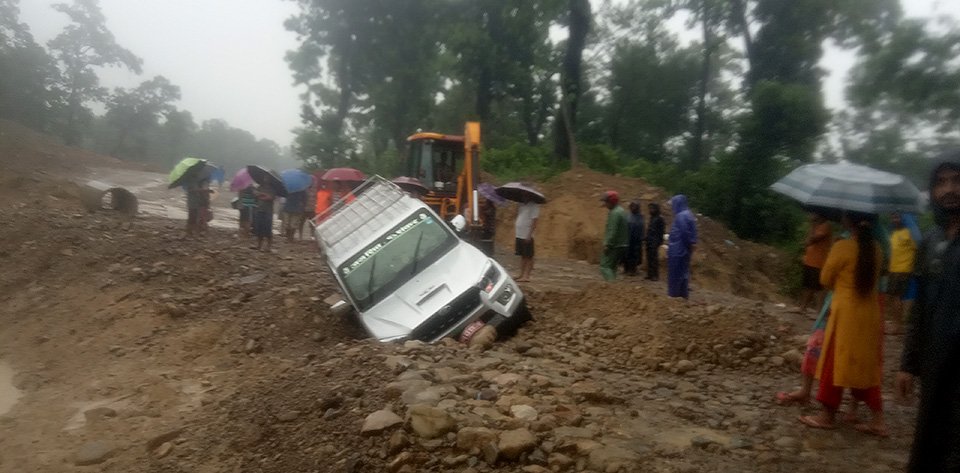 incessant-rainfall-east-west-highway-obstructed-in-west-nawalparasi-photo-feature