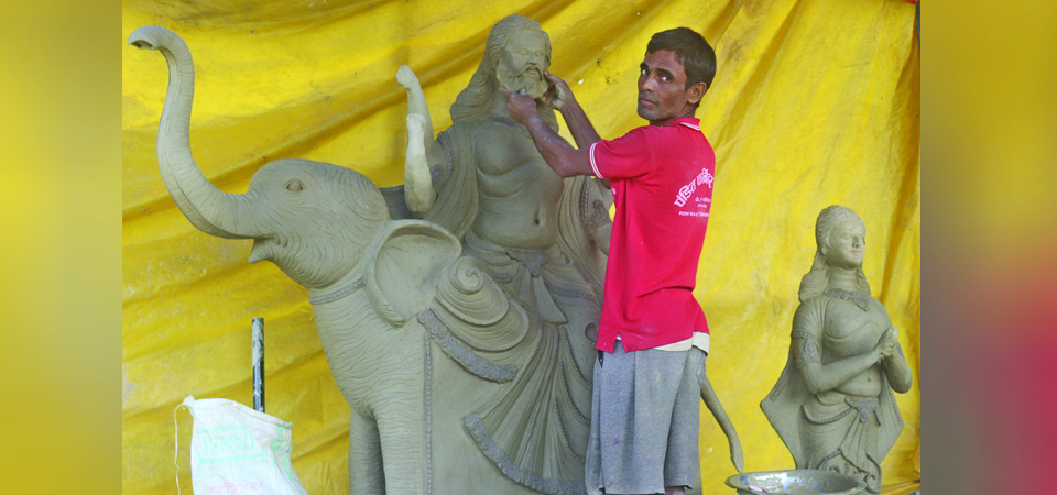 sculptors-busy-making-deities-as-festivals-commence