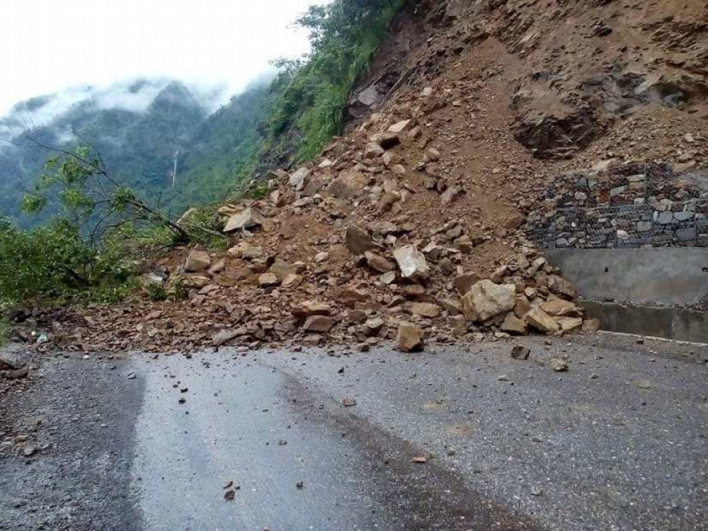 landslide-blocks-dumre-bensisahar-roadway