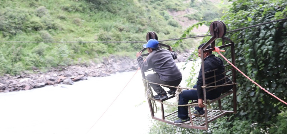 people-still-using-tuin-cable-to-cross-mighty-karnali