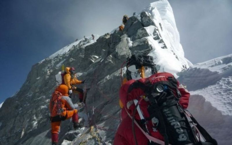 nepali-woman-scale-mt-dhaulagiri