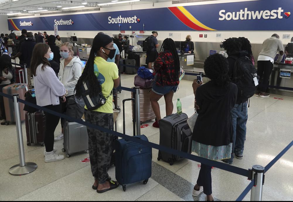 southwest-cancels-hundreds-more-flights-passengers-stranded