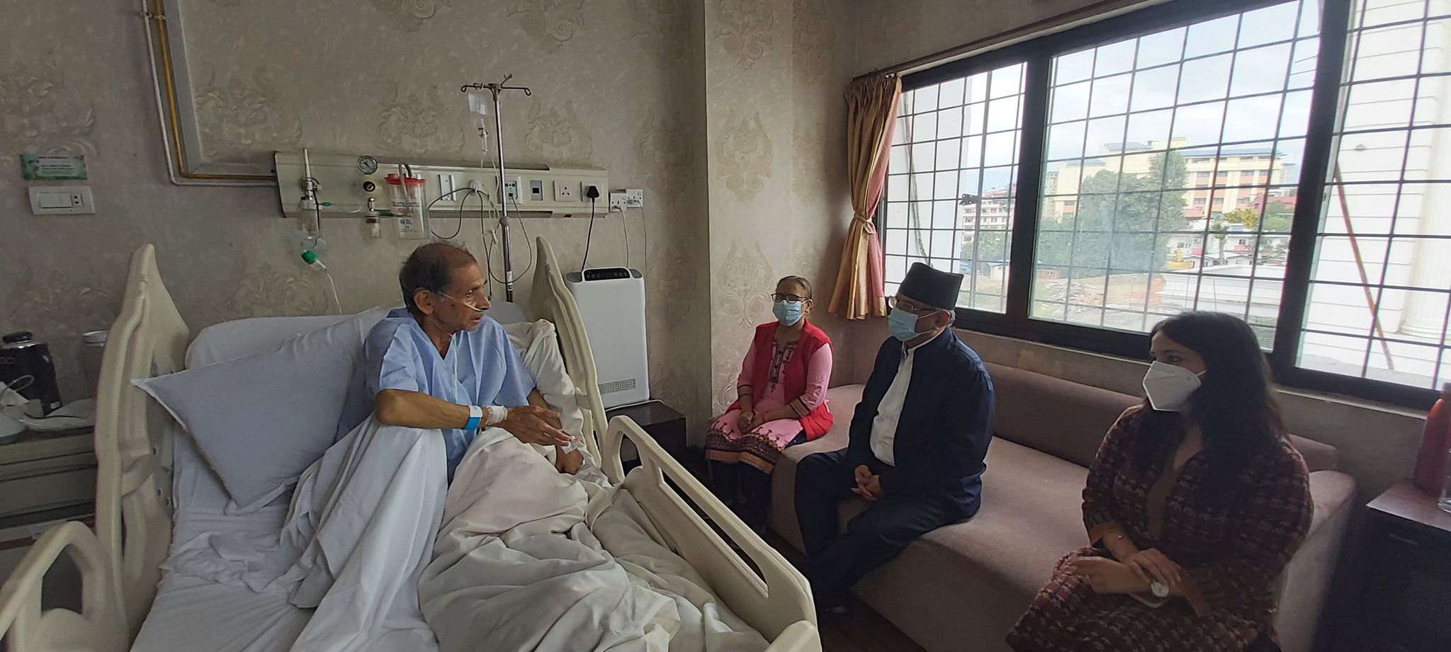 prachanda-visits-baidya-at-hospital