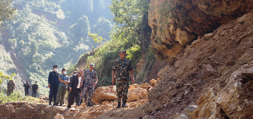 army-clearing-landslides-of-sulichaur-pyuthan-road-section