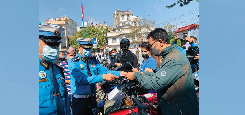 traffic-division-hands-over-23-recovered-bikes