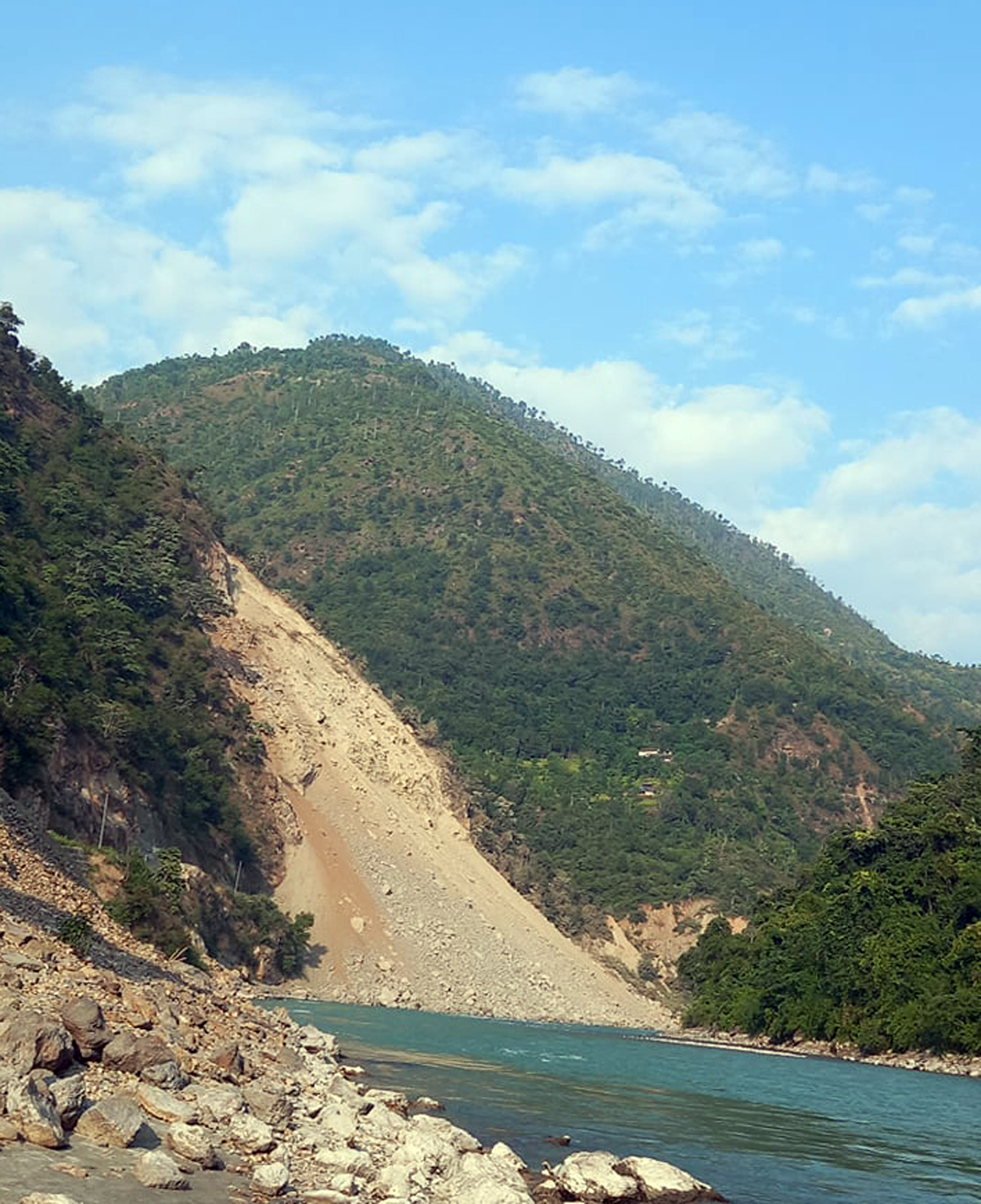 dry-landslide-at-dudhkosi-puts-12-houses-at-risk