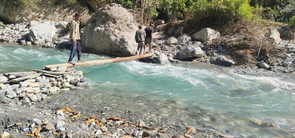 baitadi-locals-crossing-river-using-risky-log