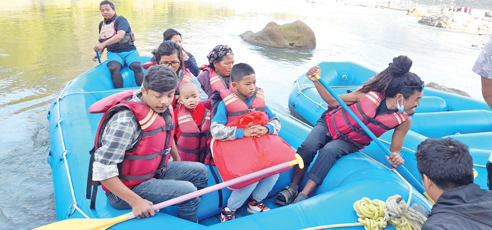 tourists-flock-to-madi-river-in-tanahun-for-rafting