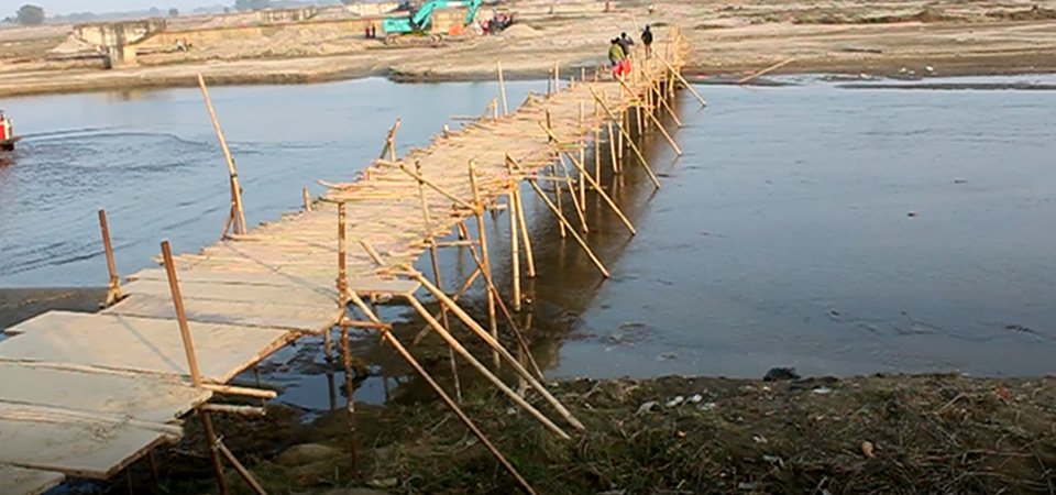 locals-forced-to-cross-river-via-bamboo-bridge