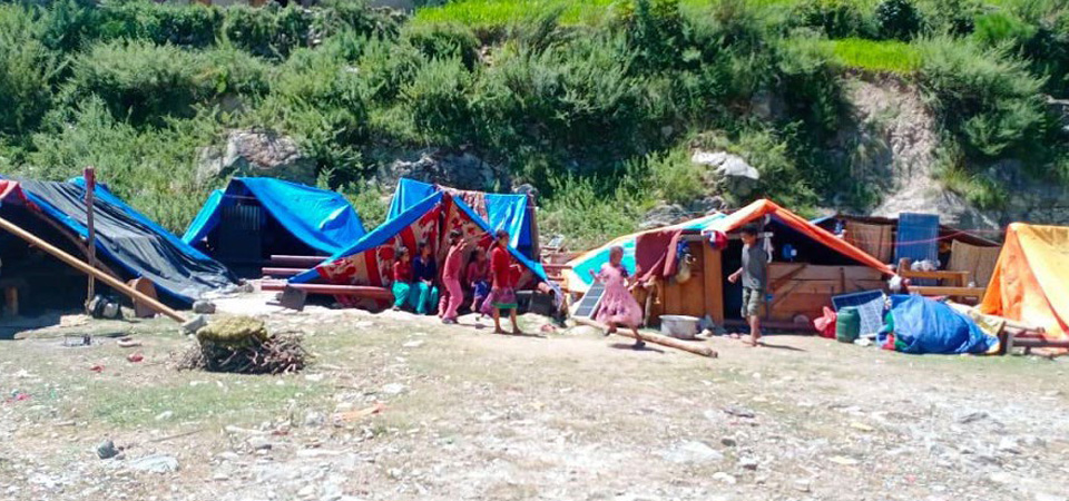 mohana-flood-victims-fight-bitter-cold-in-tents