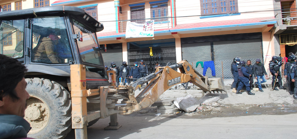 authorities-start-removing-road-encroachments-in-jumla