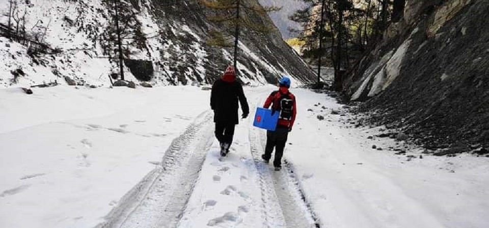 heavy-snowfall-cripples-life-in-manang-district