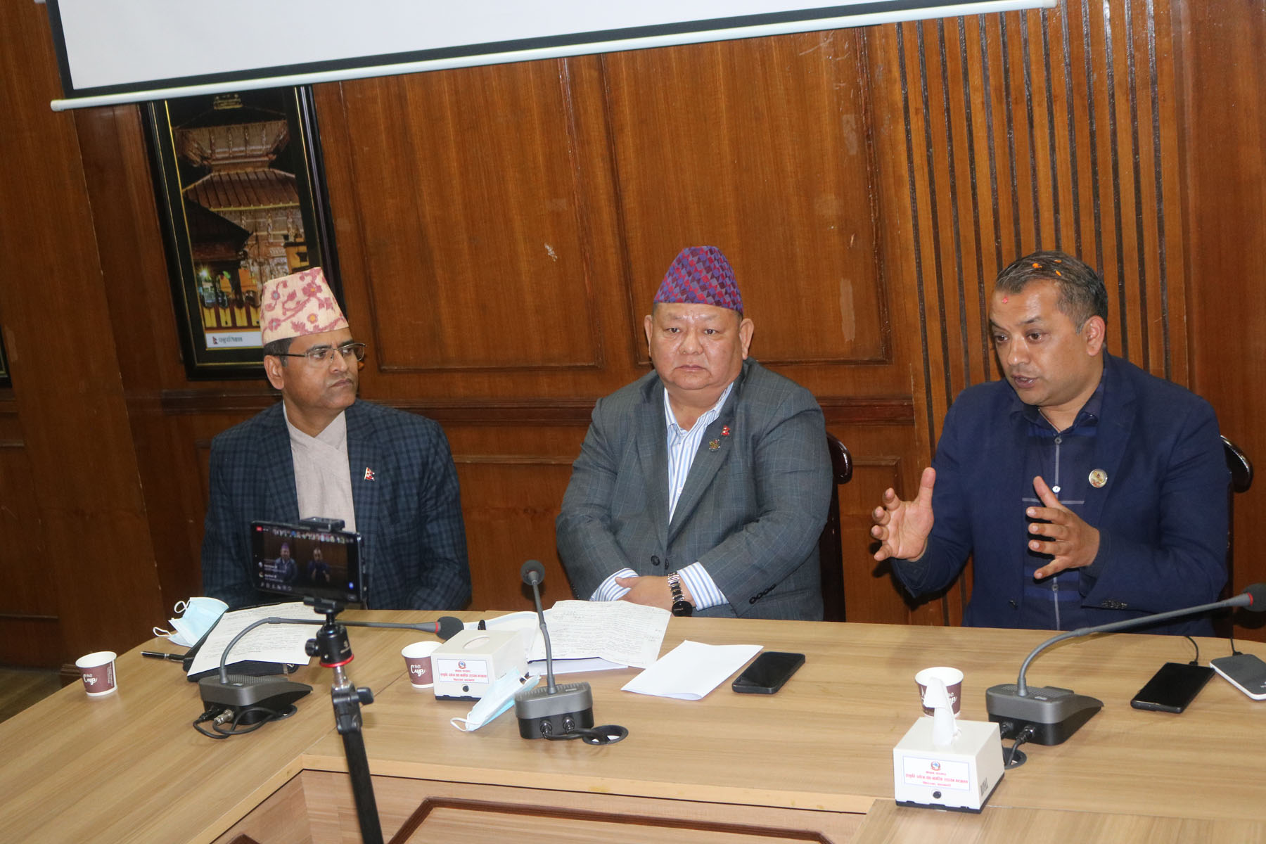 minister-ale-directs-officials-to-shift-shops-from-pashupati-area