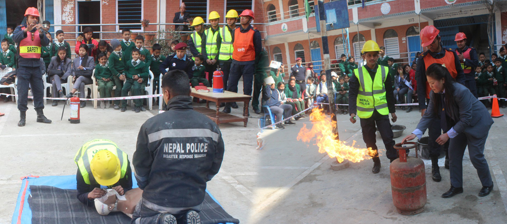 police-personnel-demonstrate-disaster-safety-measures