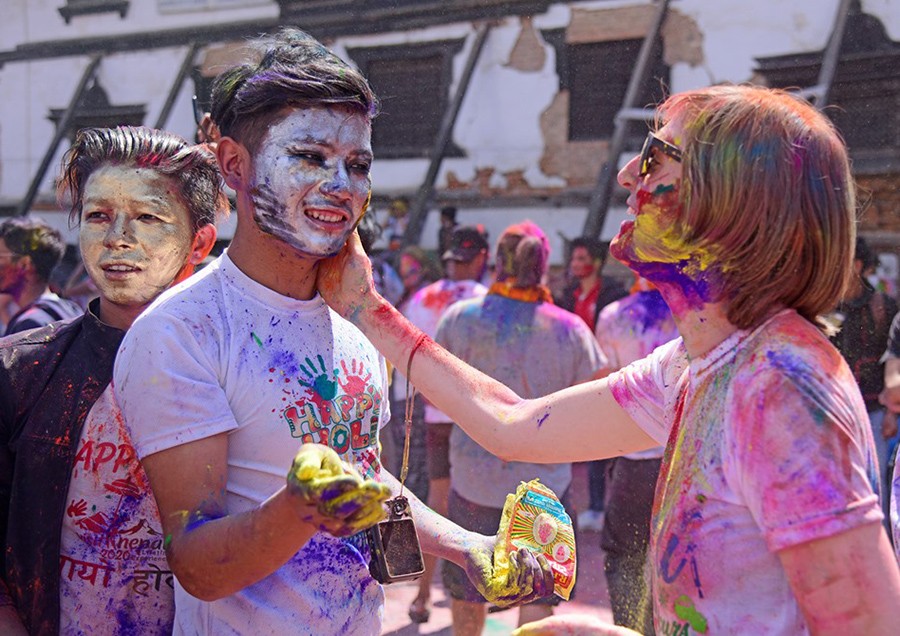 foreign-tourists-too-bathe-in-holi-colours-photo-feature