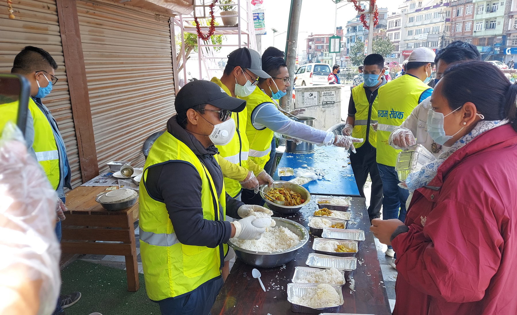 free-food-for-pedestrians-workers-along-bhaktapur-roadway
