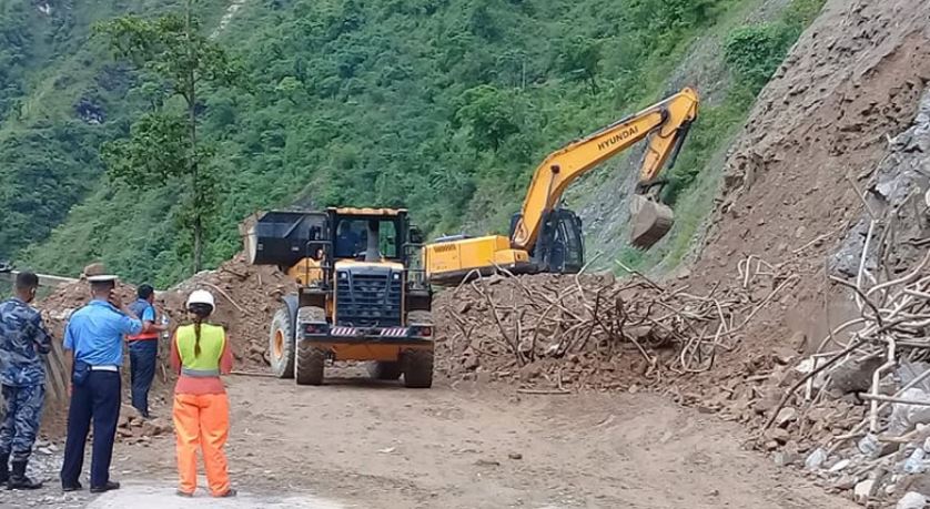 landslide-debris-cleared-in-narayangadh-muglin-road