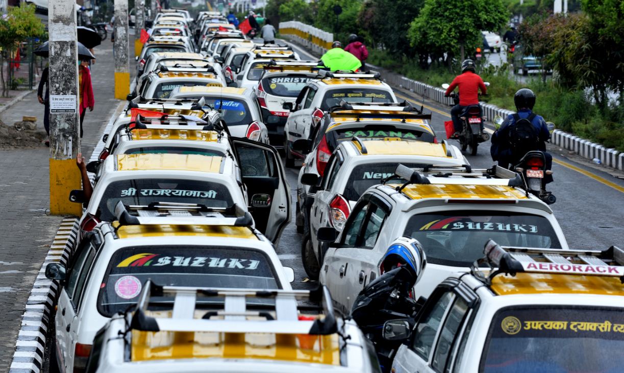 over-400-cabbies-impounded-in-the-valley-for-defying-lockdown