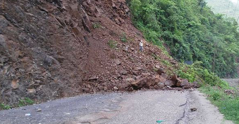 ratamate-batase-kavre-road-obstructed-since-past-two-weeks