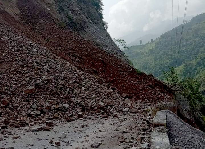 fluid-landslide-disrupts-narayangarh-muglin-road