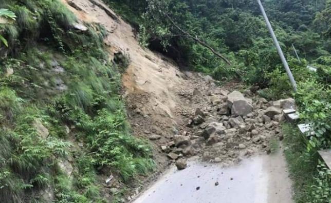 landslide-at-sahasradhara-disrupts-mid-hill-highway
