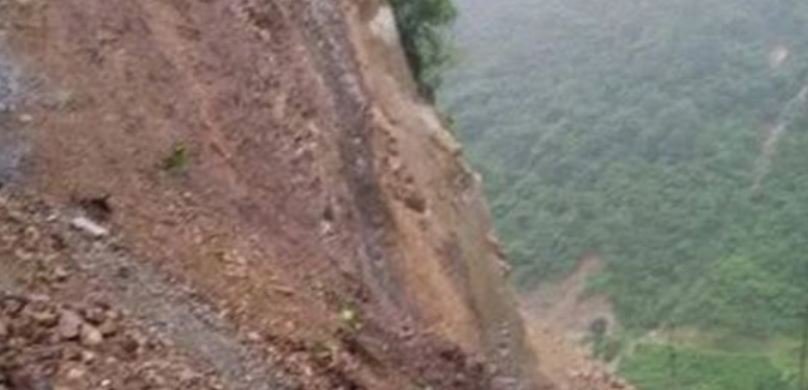landslide-buries-two-vehicles