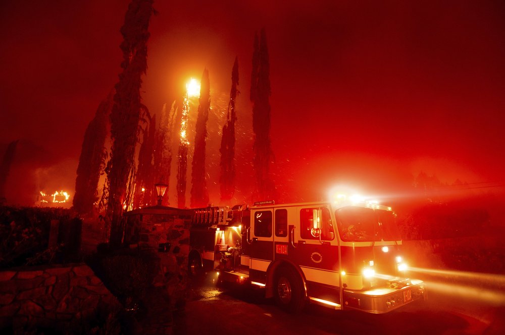 three-killed-in-northern-california-wildfire-thousands-flee