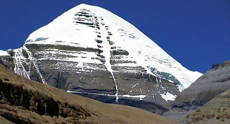 pilgrims-viewing-mansarovar-kailash-from-nepal