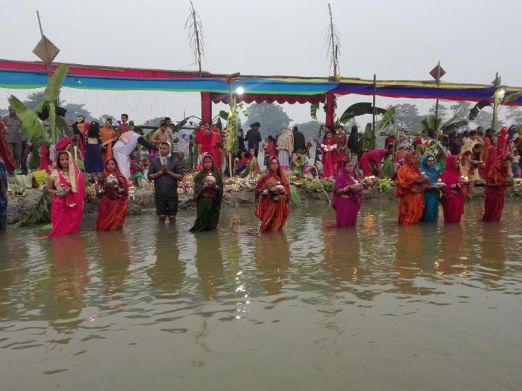 chhath-concludes-by-offering-argha-to-rising-sun