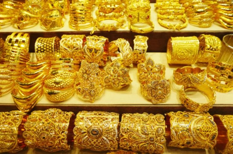 gold-price-slides-rs-900-per-tola