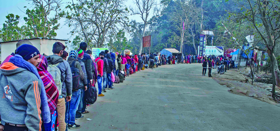 thousands-cross-border-to-india-for-work-amid-pandemic