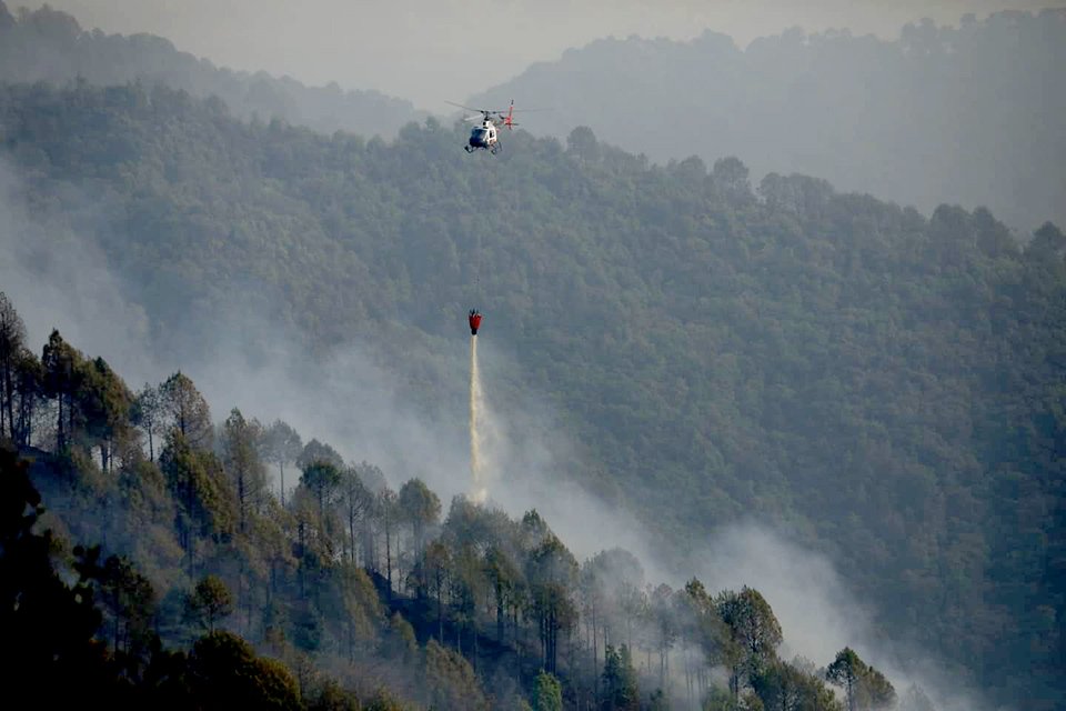 helicopter-used-to-drop-water-on-wildfire-in-shivapauri